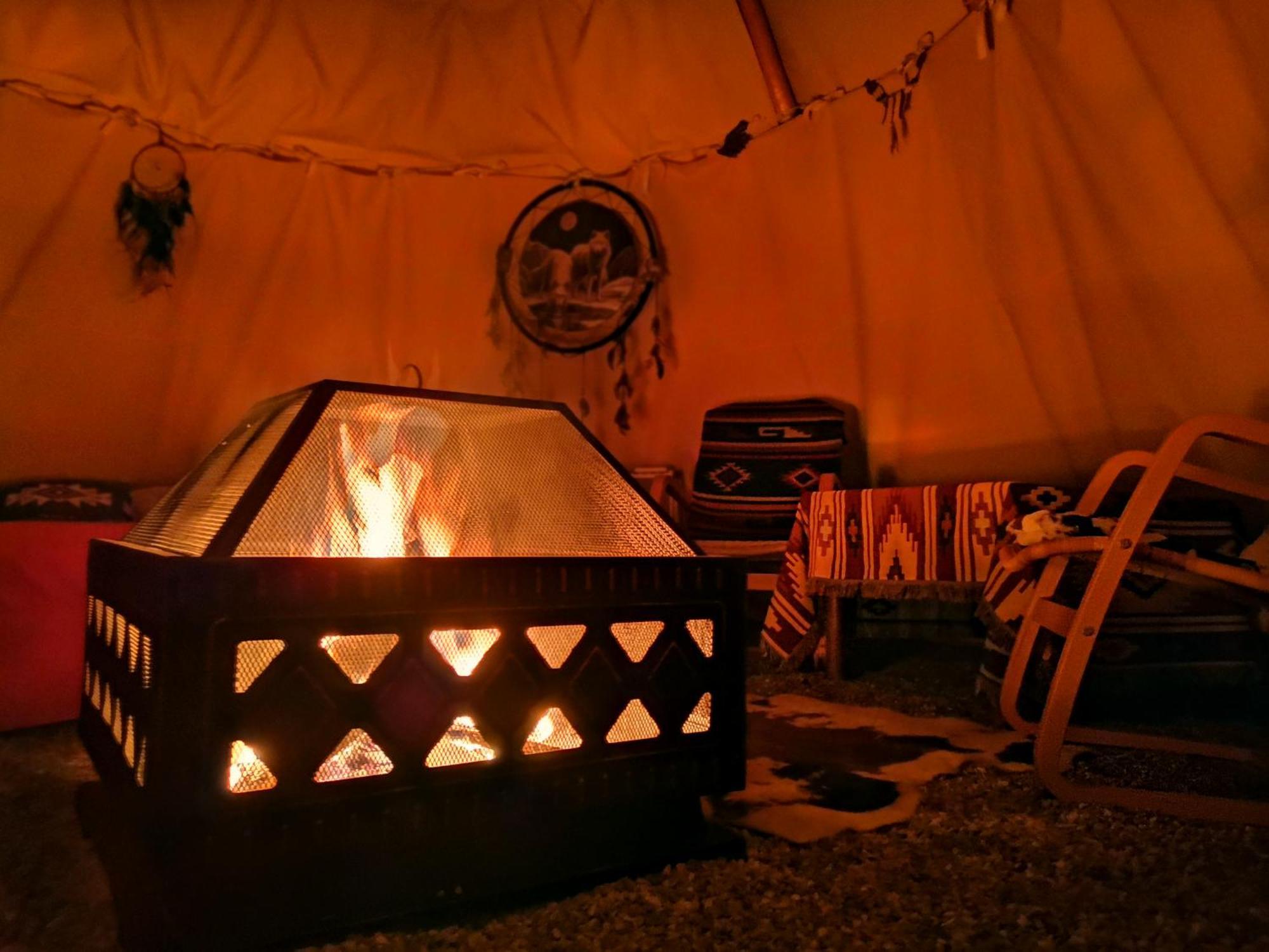 Hotel Teepee Camp Lounky à Chodouny Extérieur photo